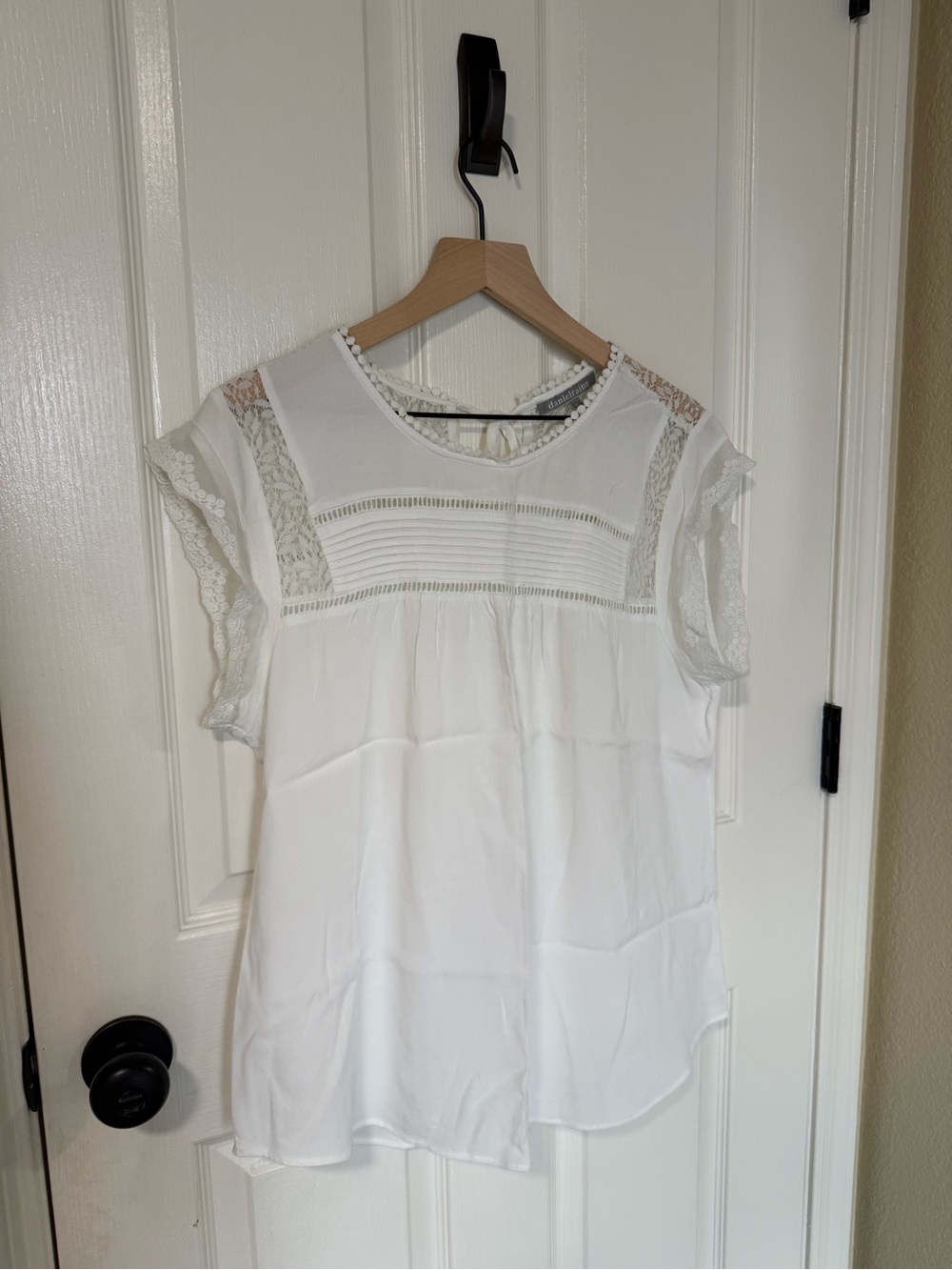 Daniel Rainn White Lace Trim Flutter Sleeve Blouse